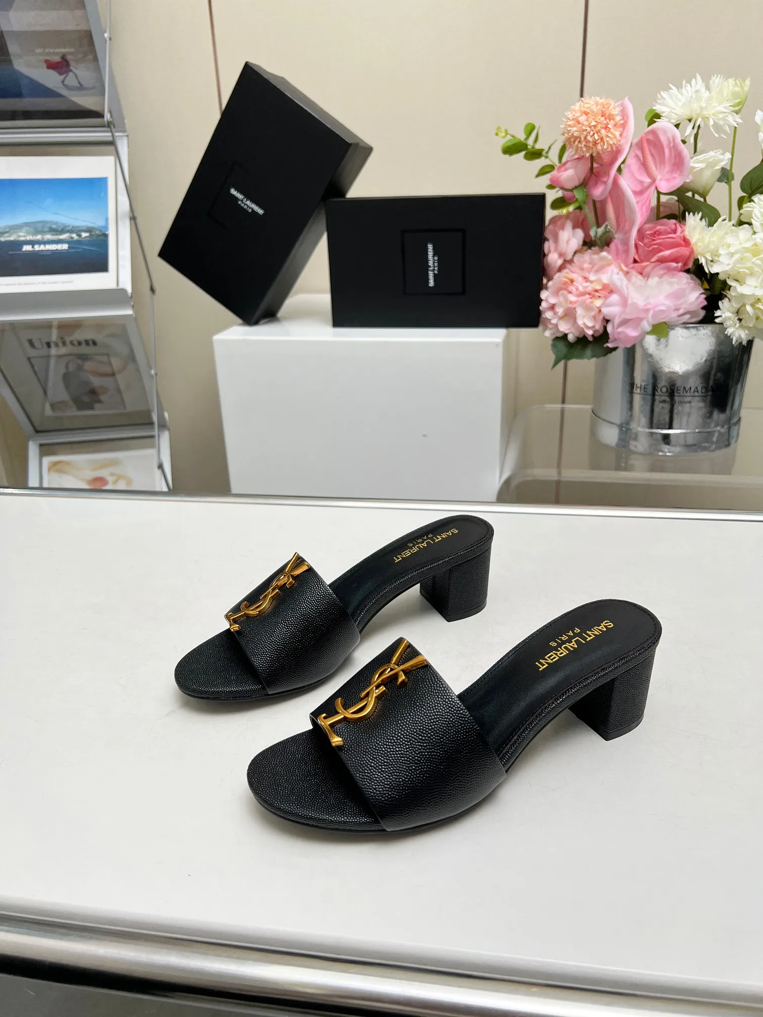 👟👟Ex-factory price 340👟👟 Genuine leather sole +30 Heel height: 5cm Fabric: Cow leather Pads: Sheep leather Size: 35-43 (42, 43 custom-made, non-returnable) [Saint Laurent] Saint Laurent 2024 counter synchronized new model, YSL-logo letter buckle decoration, high-quality and glamorous masterpiece, both temperament and fashion Classic and attractive design style, especially beautiful on the feet